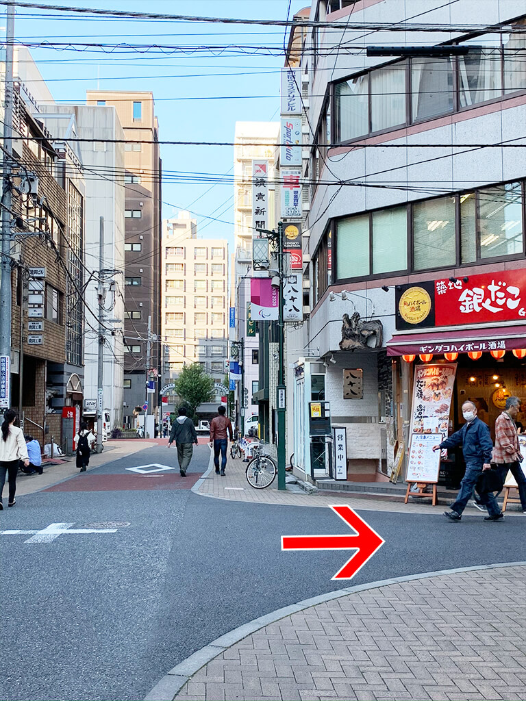 銀だこが見えたら右折します。